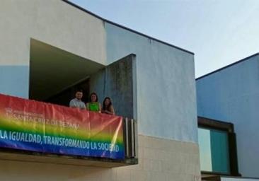 La bandera arco ris en Bezana provoca el primer choque entre el PP